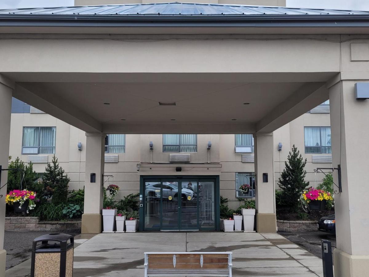 Holiday Inn Express Kamloops By Ihg Exterior photo