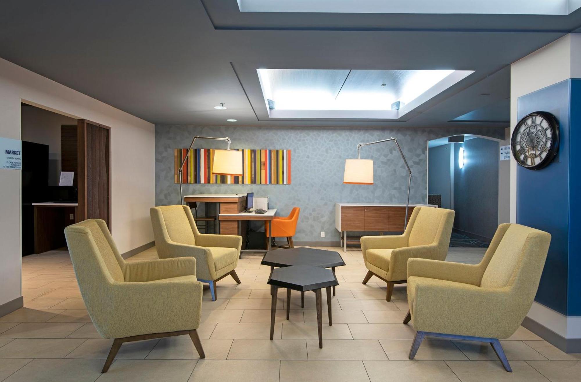 Holiday Inn Express Kamloops By Ihg Exterior photo