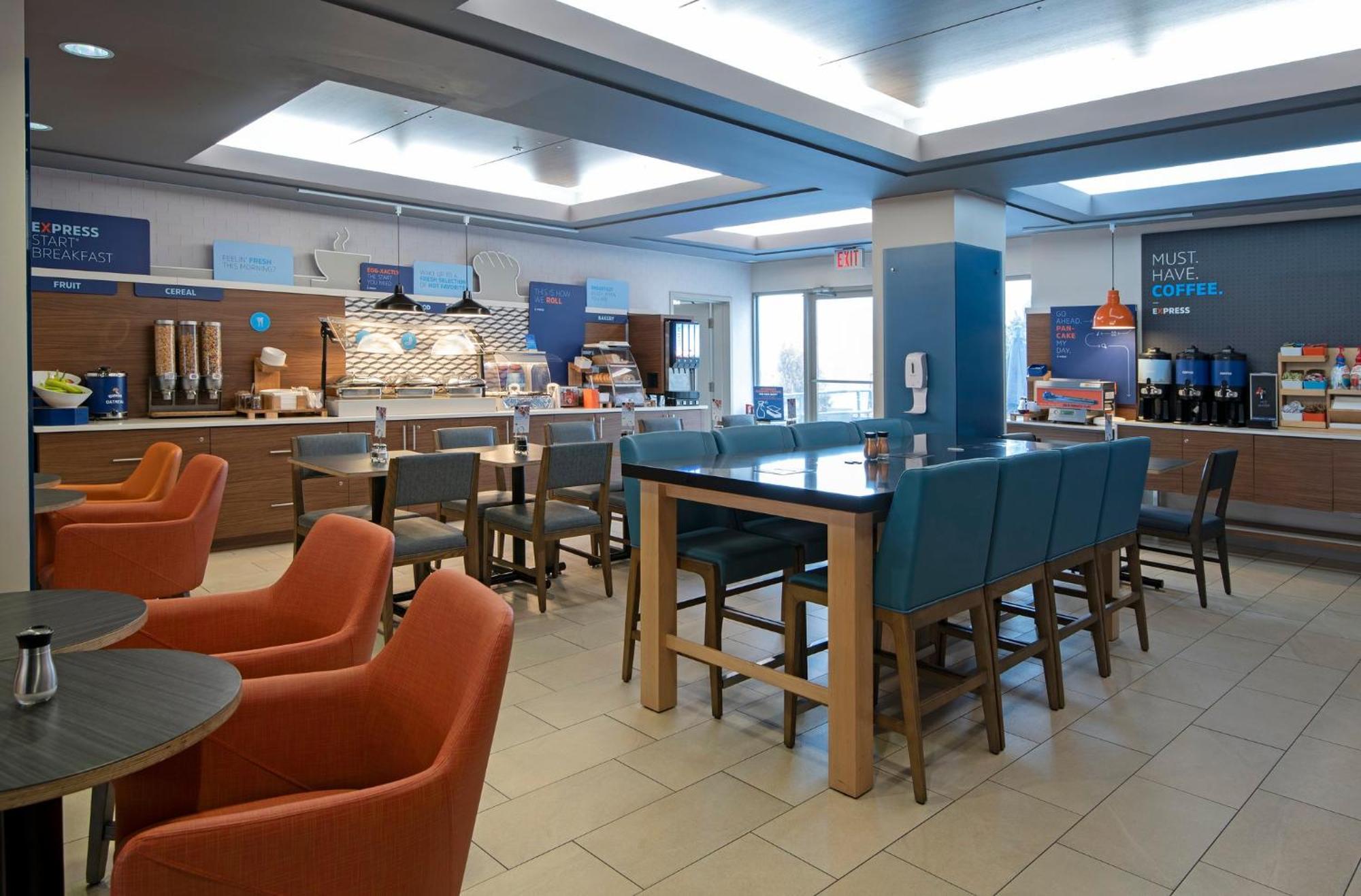 Holiday Inn Express Kamloops By Ihg Exterior photo