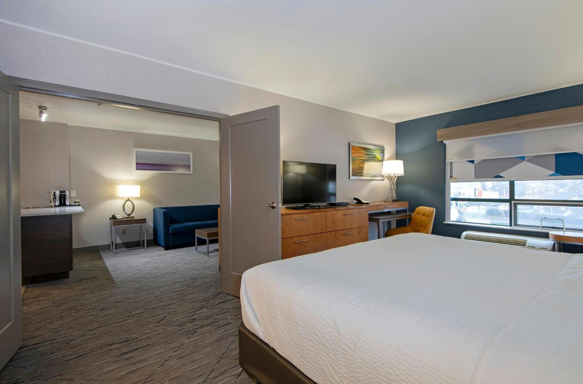 Holiday Inn Express Kamloops By Ihg Exterior photo