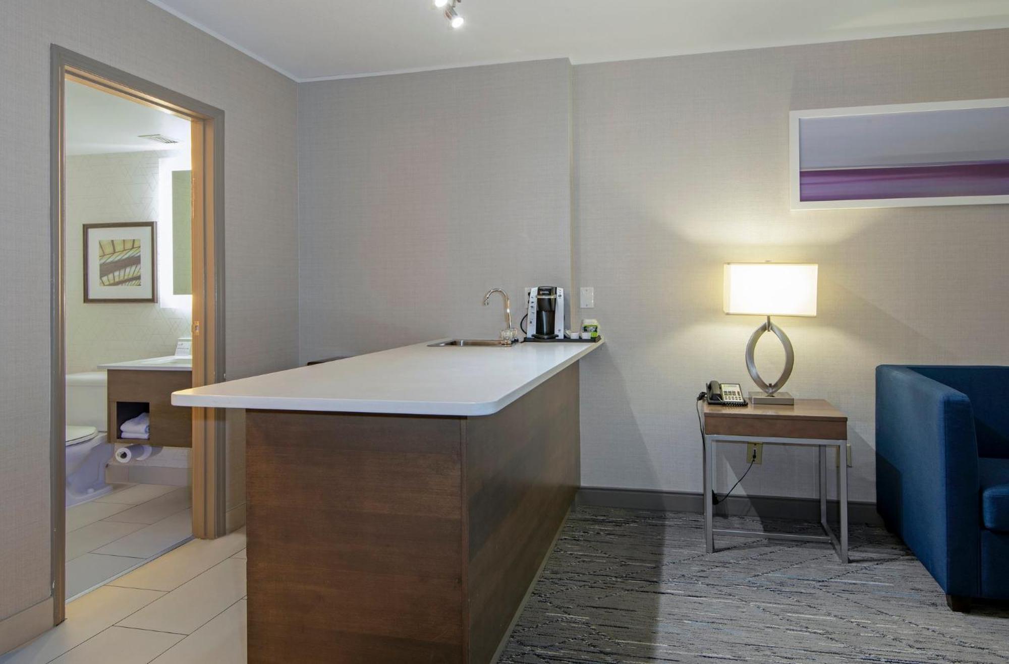 Holiday Inn Express Kamloops By Ihg Exterior photo