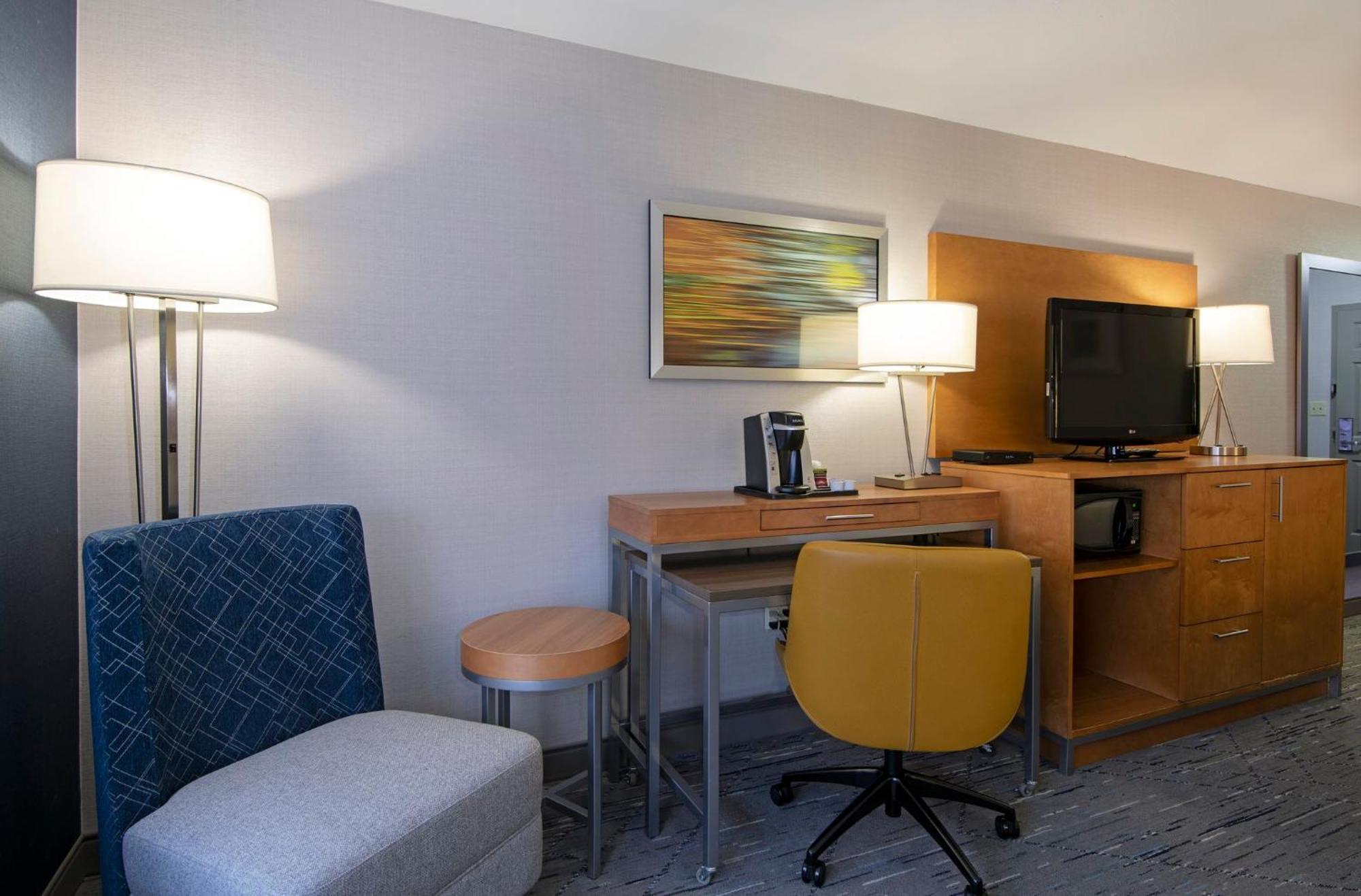 Holiday Inn Express Kamloops By Ihg Exterior photo