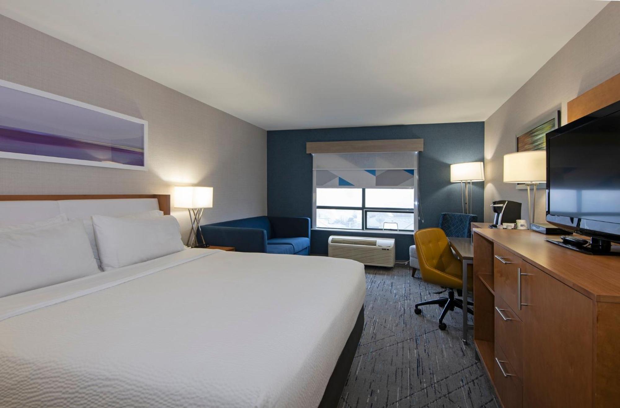 Holiday Inn Express Kamloops By Ihg Exterior photo