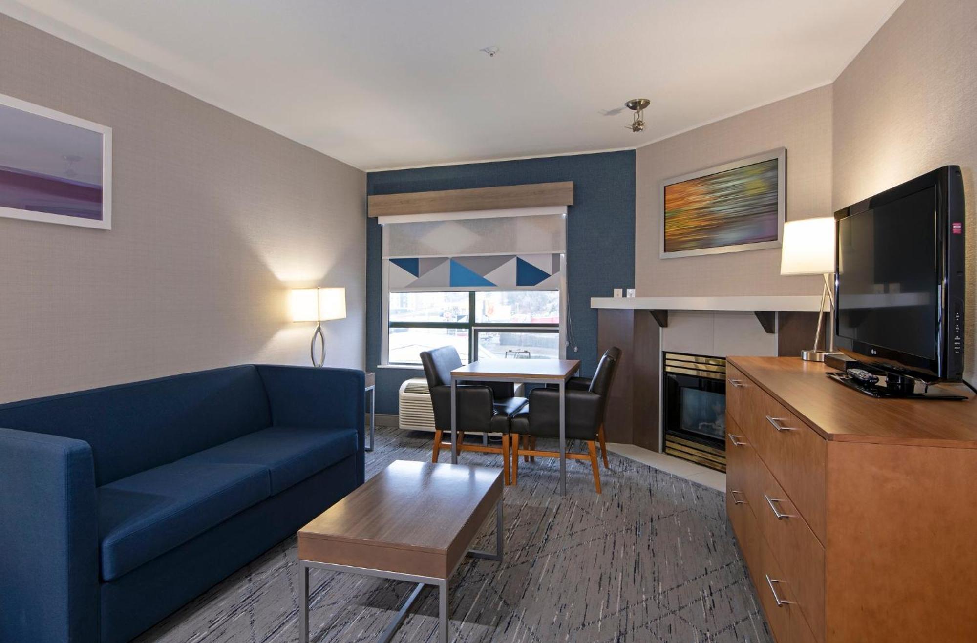 Holiday Inn Express Kamloops By Ihg Exterior photo