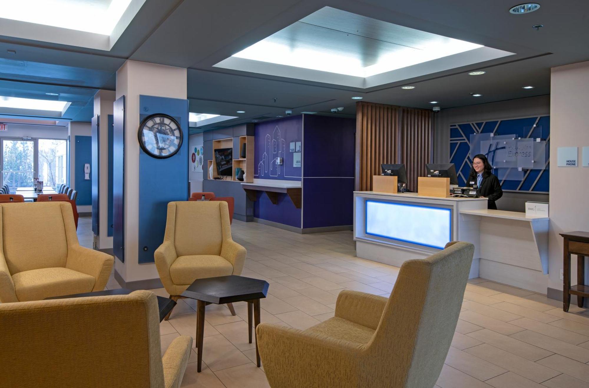 Holiday Inn Express Kamloops By Ihg Exterior photo