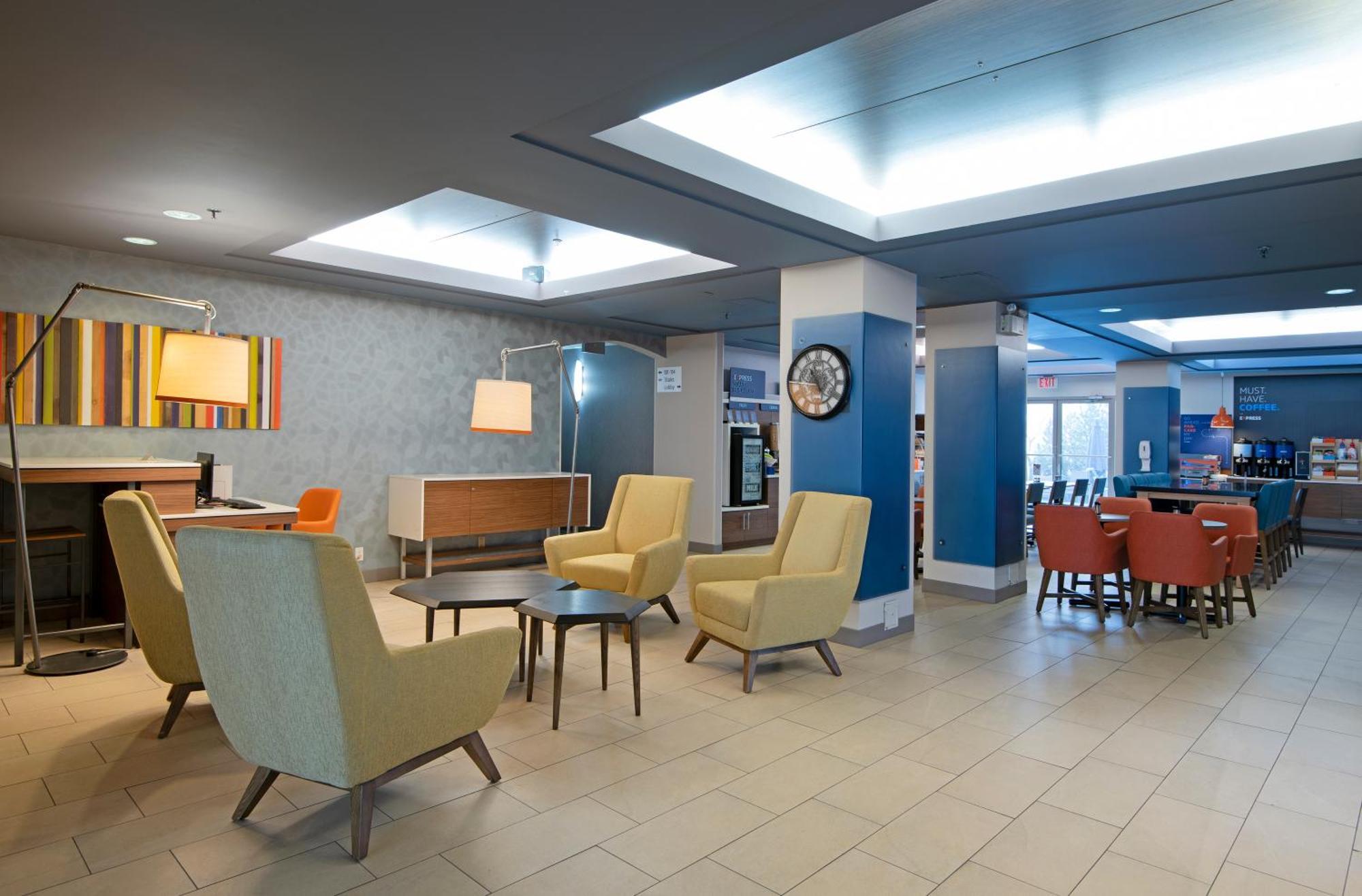 Holiday Inn Express Kamloops By Ihg Exterior photo