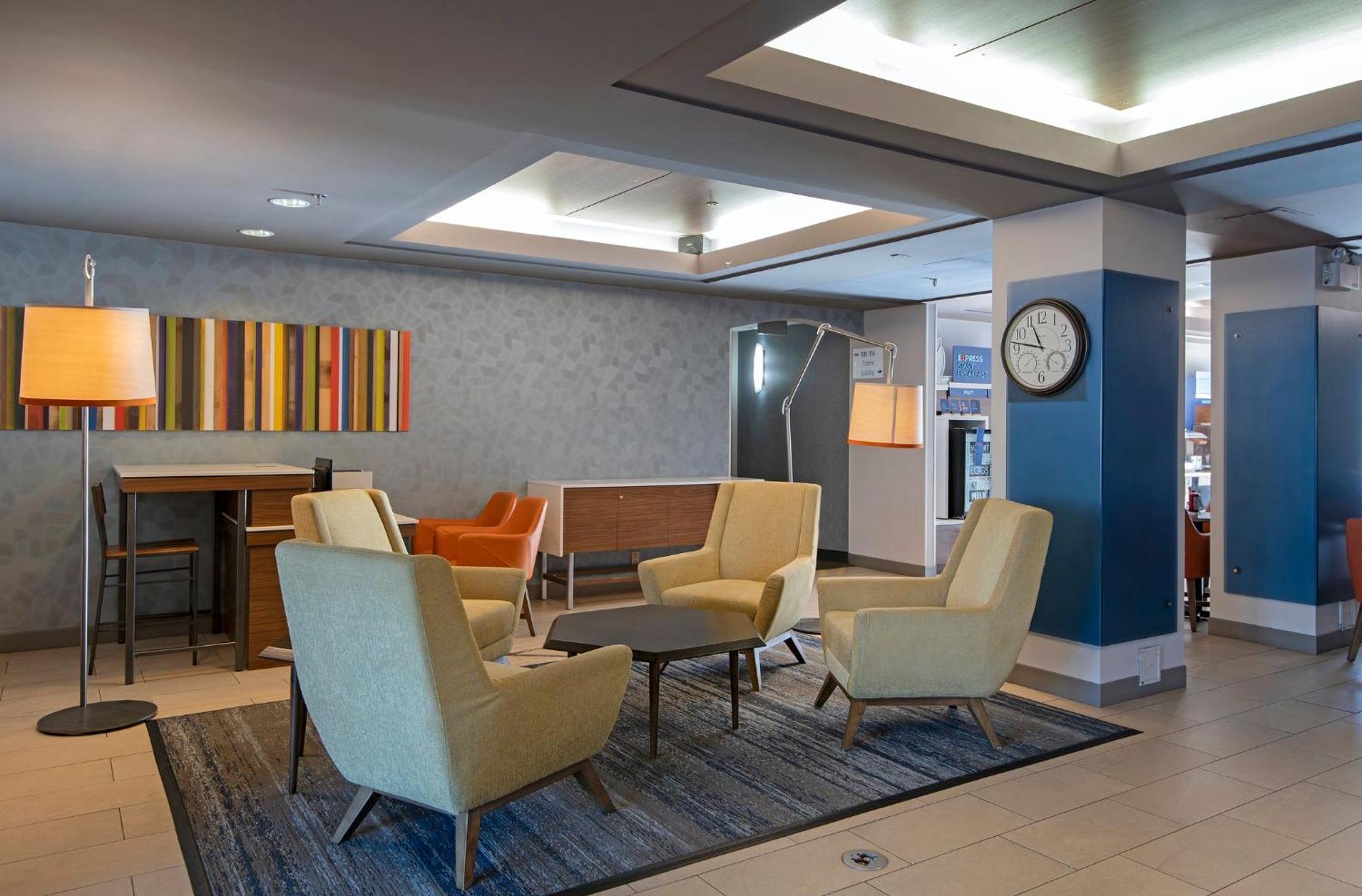 Holiday Inn Express Kamloops By Ihg Exterior photo