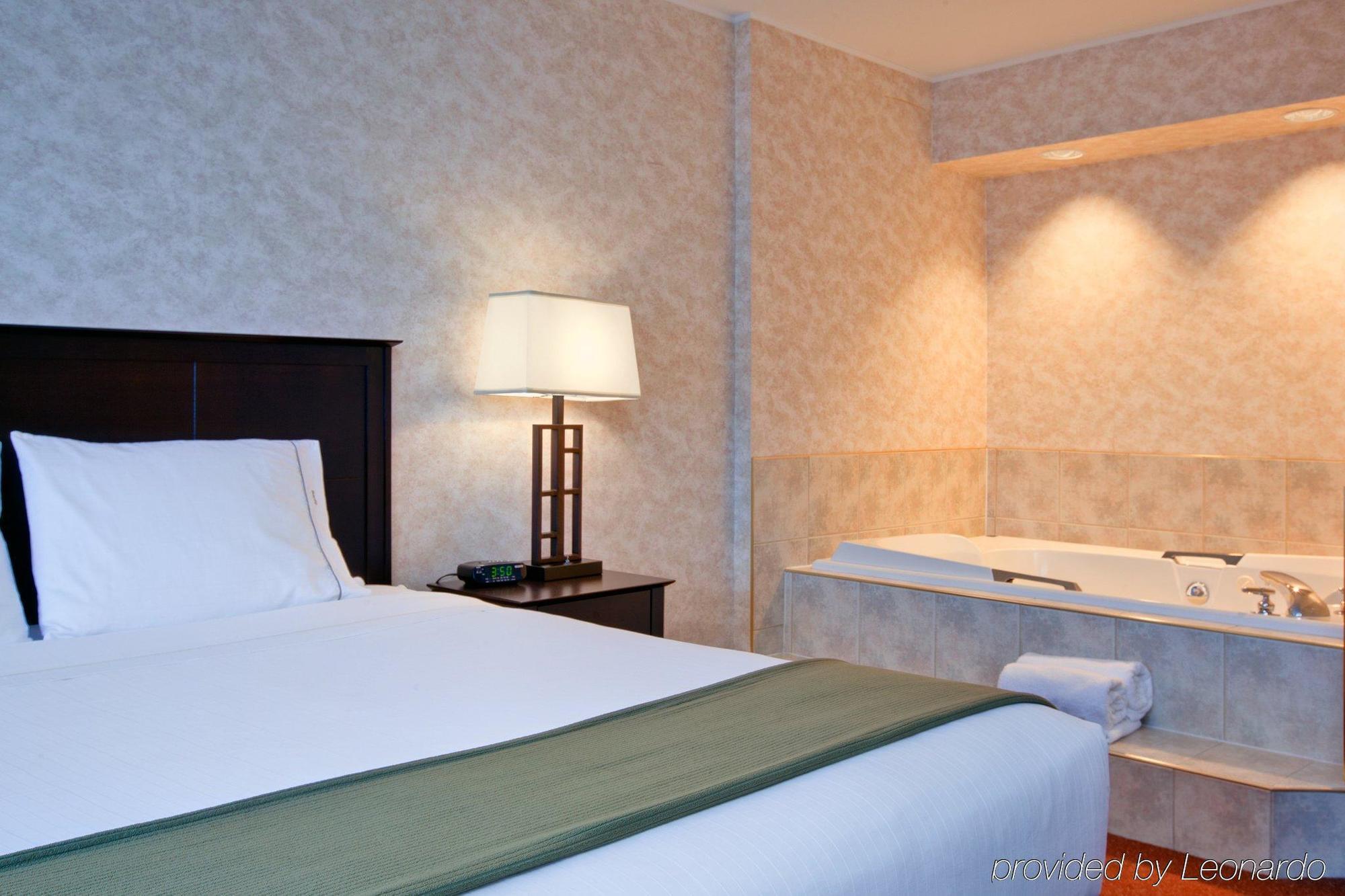 Holiday Inn Express Kamloops By Ihg Room photo