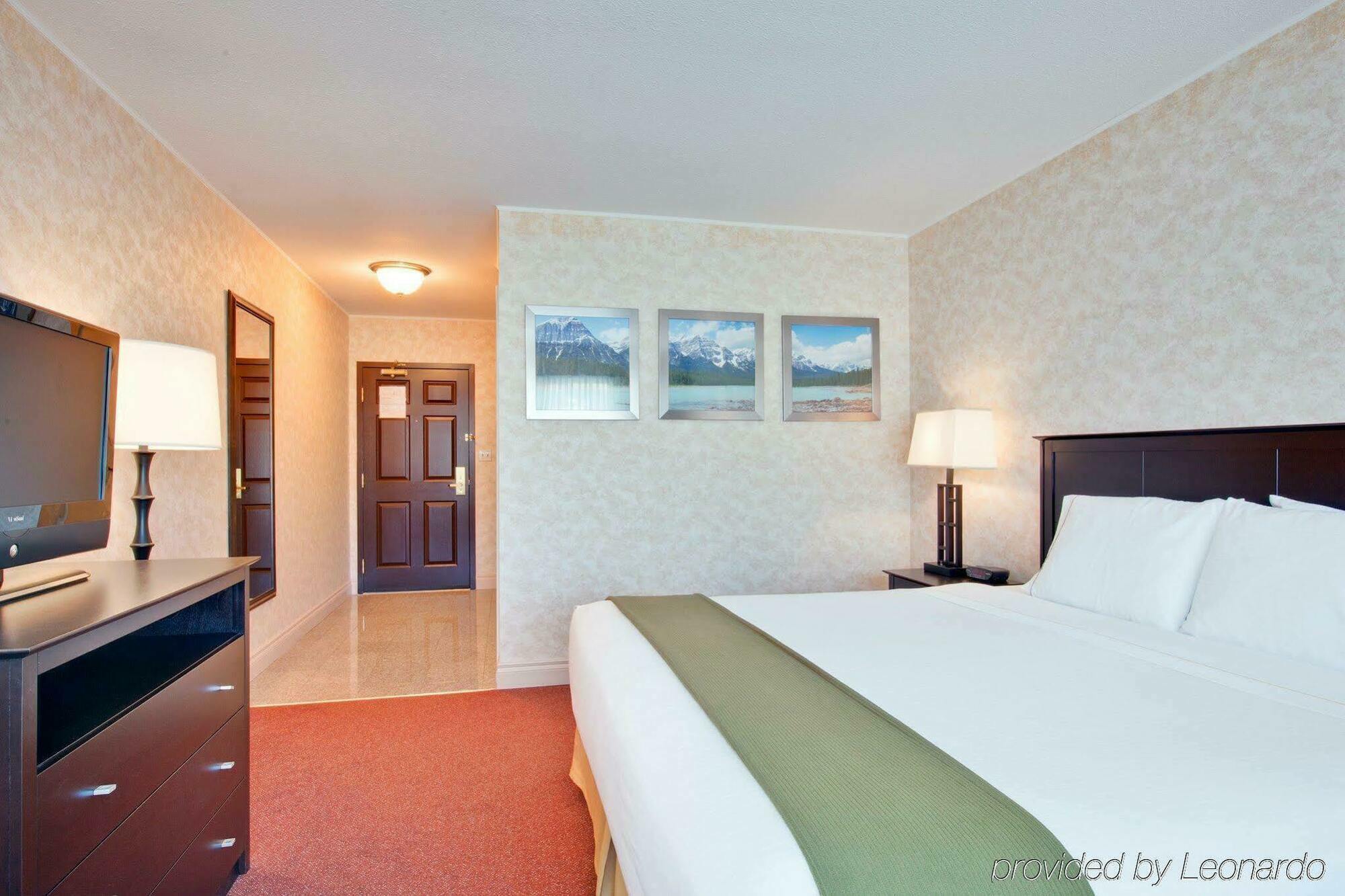 Holiday Inn Express Kamloops By Ihg Exterior photo